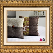 Cojín con encaje  - Tela en algodón + encaje café 
1. Botón
2. Popones beige