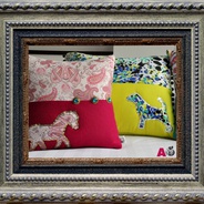 Cojín con aplique de caballo bordado y botones  - Tela con estampado de pasley + paño magenta 