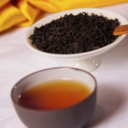 Té negro con Lychee - Deliciosa mezcla de té negro Keemun y el aromático fruto oriental Lychee, profundo y dulce. Cosecha 2011