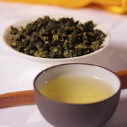Té Oolong Tieguanyin - Uno de los Oolongs más característicos y conocidos del mundo. Este té es de fermentación leve, con un sabor vegetal y dulzón. Cosecha 2011.