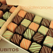 32 cubitos o bombones decorados - Mensajes empacados en cajita de cartón 
(un regalo ideal!)