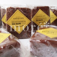 Brownies medianos (click en la foto para ver sabores y precios) - (4x6cm) Presentación Institucional. 
Sabores surtidos: arequipe, chocolate, nueces, chocolate blanco y con café.
Puedes pedirlos también en cajitas de 5, 10 y 12 unidades sin recargo adicional.