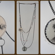 Accesorio collares ELLA - Las piezas circulares son hechas a mano, lo demás son cositas que se consiguen por ahí y que se utilizan con ingenio. Cada pieza es única. Al hacer tu pedido en los comentarios cuéntanos las especificaciones de la ilustración que quieres en el tuyo y los colores de las cadenas, si lo quieres.