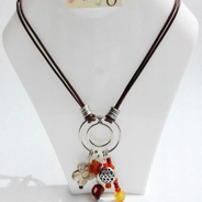 Collar aro plateado y dije piedras - Collar plateado con aro en el centro dónde se desprende hileras de diferentes piedras