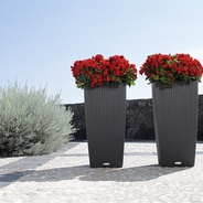 06. Cubico Cottage 40 "Autoriego" - Dale un toque estupendo a tus balcones y terrazas con esta matera en acabado texturizado. 
* Antes de tu compra confirma la existencia de colores