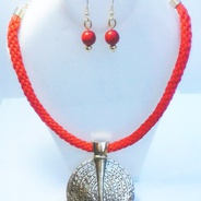 Collar Kumihimo medallón y aretes  - Collar tejido en cuero técnica kumihimo adornado de un imponente medallón
aretes en piedra fósil y herrajes en goldfilled