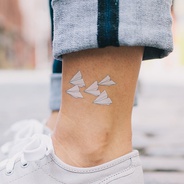 - SALE - Tatuaje temporal aviones de papel   - Un tatuaje para usar solo por unos días con diseños de grandes artistas de todo el mundo.
