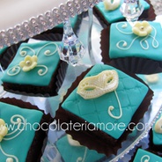 Brownies Grandes Decorados - (6x6cm) con cubierta y decoración en chocolate y/o mazapán.
Decoraciones personalizadas se cotizan por aparte.