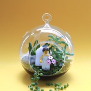 Terrario colgante ‘ahí viene la novia’ - Jardín en vidrio para colgar o poner en mesa con figura de novia.