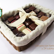 Canasta con 24 cubitos - Hermosa canasta con forrito en tela y 24 cubitos surtidos