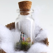 Terrario amuleto ‘somos dos’ - Jardín miniatura en botella de vidrio con pareja.