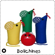 Bolichines - Juego de bolos en figuras para  estimular  la visión, el oído, el tacto, el olfato y la motricidad.  
Ayuda a tranquilizar al bebé.