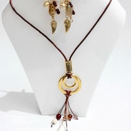 Collar cuero café aros y flecos - Collar en cuero redondo café,  aros color dorado 