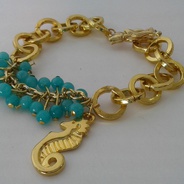 Pulsera cadena e Indian Glass azul - Pulsera elaborada en cadena dorada círculos, piedra indian glass azul aguamarina