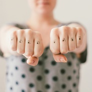 - SALE- Tatuaje temporal para nudillos   - Un tatuaje para usar solo por unos días con diseños de grandes artistas de todo el mundo.
