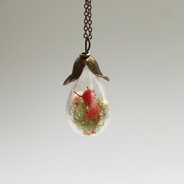 Collar tulipán - Collar con jardín en dije en forma de tulipán, elementos naturales inmortalizados.