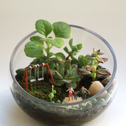 Terrario ‘día de parque’  - Jardín en vidrio con figura de padre, madre e hijo.