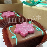 Brownies Medianos Decorados - (4x6cm) con cubierta y decoración en chocolate y/o mazapán.
Decoraciones especiales y personalizadas se cotizan por aparte.