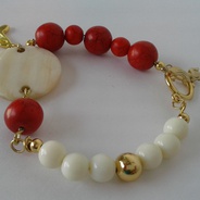 Pulsera accesorio Nacar rojo/Beige - Elaborada en fósil rojo y beige con herrajes en oro gold filled