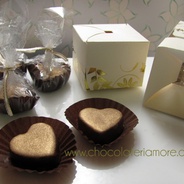 corazones de trufa - brownífica trufa con acabado dorado o perlado, líneas de colores, empacada en film o en capacillo.