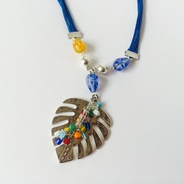 Collar azul dije hoja plata - Collar azul con piedras de colores que realzan la belleza de tu cara. 